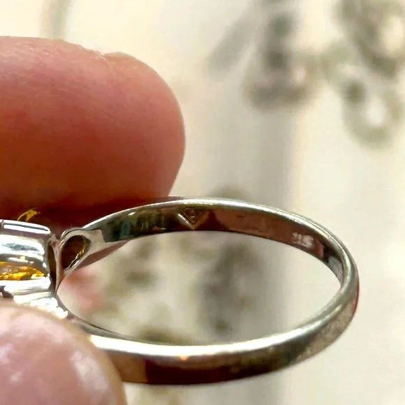 Topaz Pear Shaped Ring, flanked by 2 smaller Topaz🌟Price Drop🌟 - Picture 11 of 15